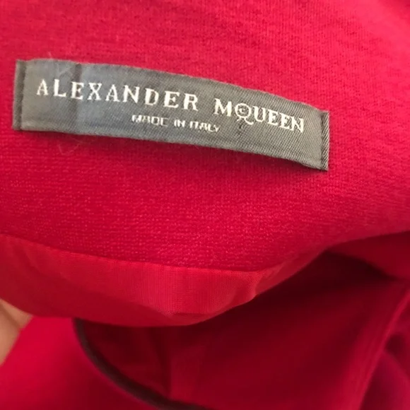 Alexander McQueen Red Sleeveless Pleated Dress. - Picture 10 of 10